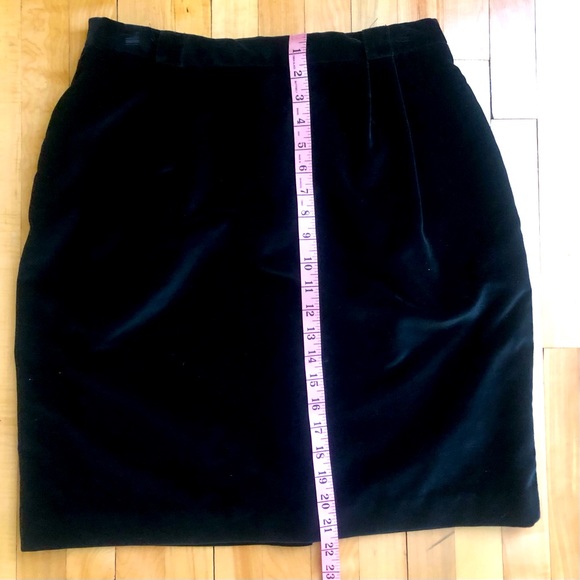 Vintage 80s black velvet pencil skirt
size:15
Made in Canada 🇨🇦 - Picture 2 of 5